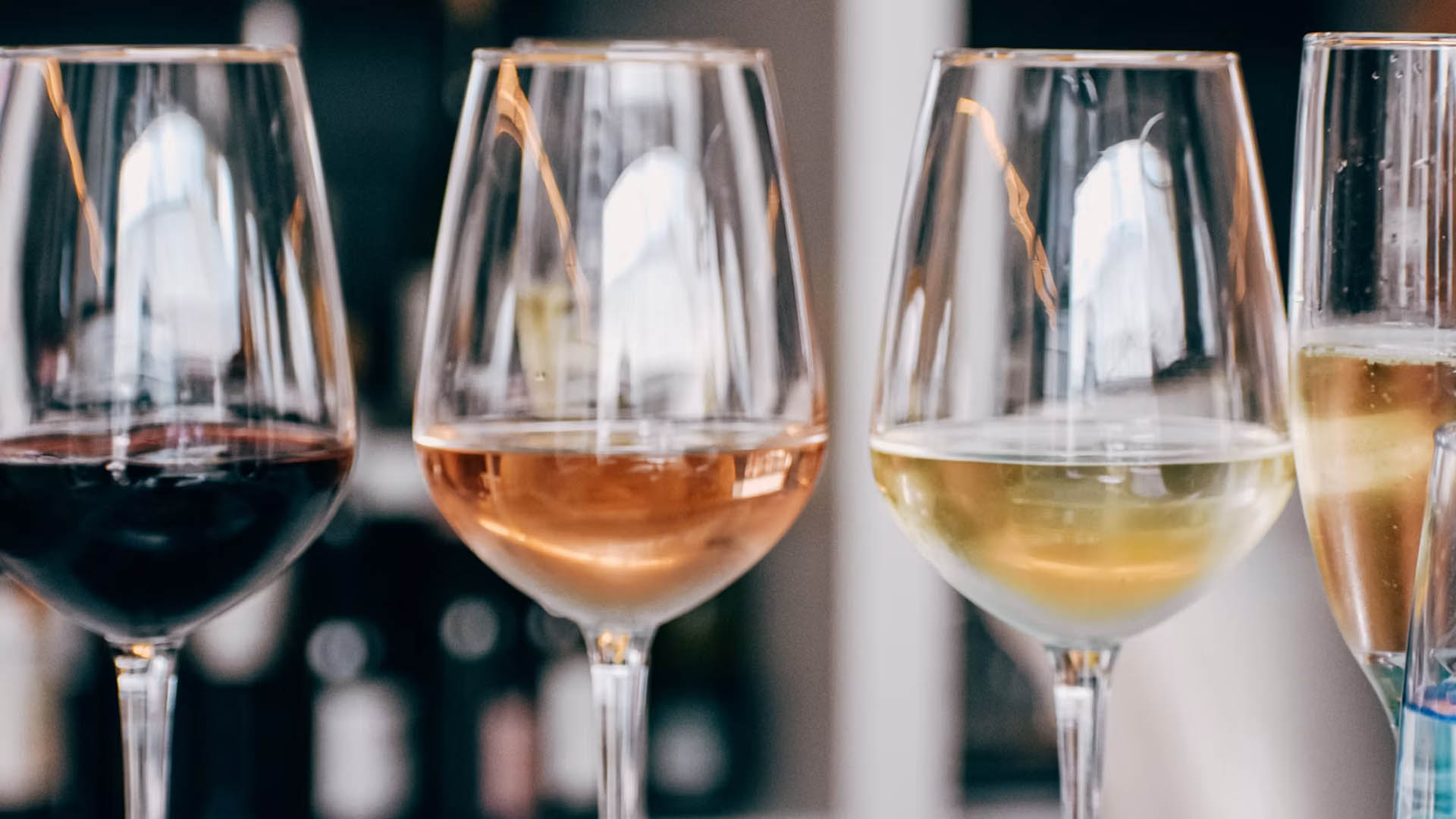 Copas de vino tinto, rosado y blanco junto a una copa de espumoso